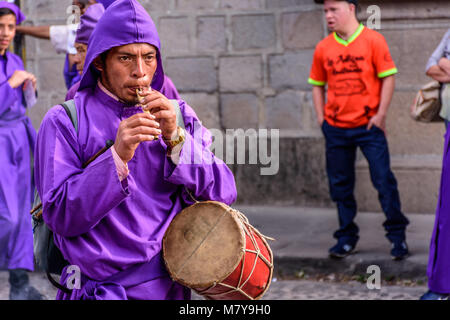 Antigua Guatemala - 18 Febbraio 2018: musicista in processione nella prima domenica di Quaresima in città con la famosa alle celebrazioni della Settimana Santa Foto Stock