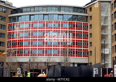 Facia nuovo del vecchio BBC studio edificio nella città bianca, West London Foto Stock