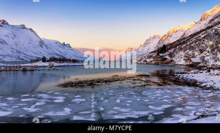 Un inverno vista al tramonto di Ersfjord nel nord della Norvegia Foto Stock