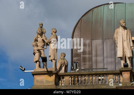 Statue del tetto presso il Victoria Shopping Centre,Harrogate,North Yorkshire, Inghilterra, Regno Unito. Foto Stock