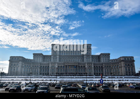 Bucarest, Romania. Febbraio 3, 2017. Palazzo del Parlamento (Palatul Parlamentului din Romania) noto anche come persone di casa (Casa Poporului) Foto Stock