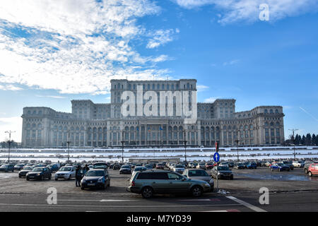 Bucarest, Romania. Febbraio 3, 2017. Palazzo del Parlamento (Palatul Parlamentului din Romania) noto anche come persone di casa (Casa Poporului) Foto Stock