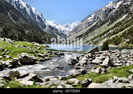 Una vista di un lago nei Pirenei a Lad du Gaube Foto Stock