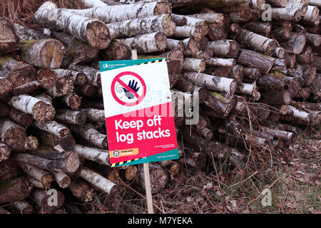 Segno di avvertimento del pericolo di grandi pile di log e il log di pile. Tenere lontane le pile di registro! Foto Stock