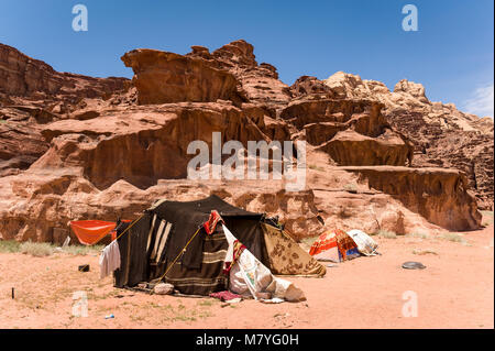 Tenda beduina di una donna che vive sul proprio qui nel Wadi Rum desert in Giordania. Foto Stock