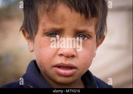 Giovane ragazzo beduina che vive con la sua famiglia al confine della Giordania e Arabia Saudita. Foto Stock