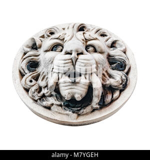 Parte anteriore basso angolo visualizza lion medallon ornamento di pietra isolati su sfondo bianco Foto Stock