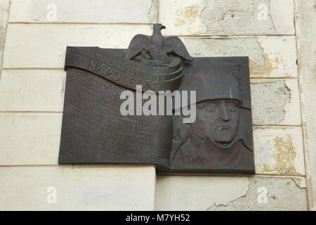 Una lapide commemorativa a Napoleone Bonaparte per la costruzione del Palazzo del Governatore (Místodržitelský palác) in Brno, Repubblica Ceca. Napoleone alloggiato in questo palazzo durante le sue campagne militari su 20-28 novembre e dicembre 7-12, 1805 e su settembre 16-18, 1809. La placca è stata progettata da artista ceco Karel Zeman nel 1995. Foto Stock