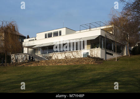 Villa Tugendhat a Brno, in Repubblica ceca, raffigurato dal giardino. L'iconico villa Modernista progettato dall architetto tedesco Ludwig Mies van der Rohe è stato costruito dal 1928 al 1930 per la famiglia Tugendhat. Foto Stock