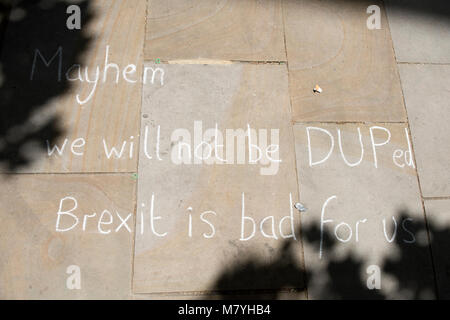 Una lettura del messaggio: 'Mayhem non potremo essere ingannati Brexit è male per noi' è scritto sul marciapiede da anti-Brexit manifestanti a Londra, Regno Unito. Foto Stock