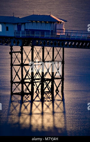 Parte di Llandudno Pier durante la notte in una patch di moonlight, costa del Galles Settentrionale Foto Stock