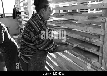 I lavoratori dalle comunità Rom in Hosman Transilvania rendendo tegole del tetto da argilla con metodi tradizionali Foto Stock