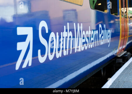 Classe 450 treno Desiro in livrea SWT ma con South Western Railway logos è nella piattaforma a Alton stazione che serve per London Waterloo. Foto Stock