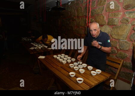 Una persona, che partecipano al concorso cuptasting - blind discernere di caffè Foto Stock