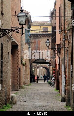 Ferrara, Italia - 7 Gennaio 2018: il pittoresco vicolo arcuata Via delle Volte, antica via medievale Foto Stock