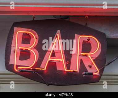 Neon rosso segno che precisa il bar nel Long Island, NY Foto Stock