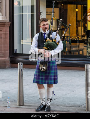 Cornamuse Player su Buchanan Street Glasgow Foto Stock