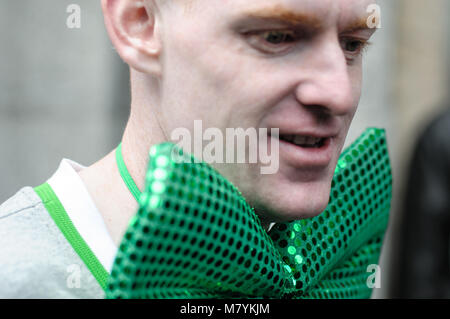 Uomo in un grande green bow tie durante la parrocchia di San Patrizio a Dublino, Irlanda Foto Stock