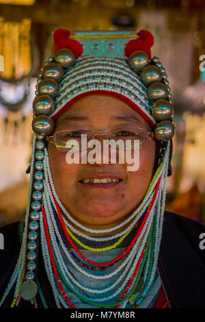 CHIANG RAI, Tailandia - 01 febbraio 2018: Close up della donna non identificati con gli occhiali, appartiene a un Karen lungo collo hill tribe village Kayan Lahwi , Karen donna in costume tradizionale Foto Stock