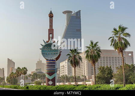 Scultura e edifici sul cornicione di Jeddah, Arabia Saudita. Foto Stock