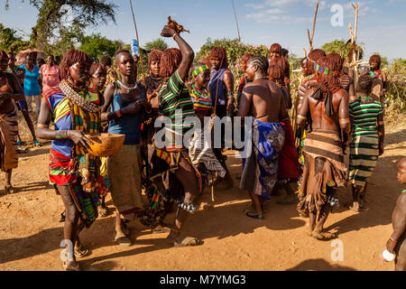 Hamar giovani donne che danzano in un toro Jumping cerimonia, Dimeka, Valle dell'Omo, Etiopia Foto Stock