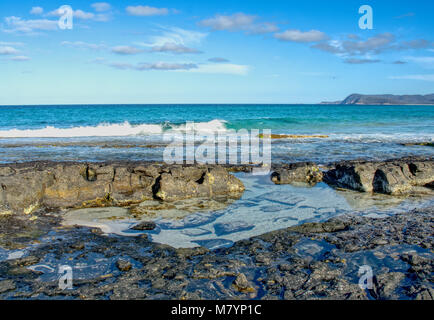 Una scena costiere in Tasmania Australia su una luminosa giornata di sole Foto Stock