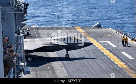 180312-N-RI884-0281 Mar Cinese orientale (12 marzo 2018) Marine Corps Lt. Gen. Lawrence Nicholson, comandante generale della III Marine forza expeditionary, personale e osservare le operazioni di volo del F-35B Lightning II a bordo dell'assalto anfibio nave USS Wasp (LHD 1) nella regione di Indo-Pacifico. I visitatori osservano le operazioni di volo da F-35B Lightning II assegnato al "verde" dei Cavalieri di Marine Fighter Attack Squadron (VMFA) 121. La Wasp Expeditionary Strike Group (ESG) sta conducendo una pattuglia regionale destinato a rafforzare alleanze regionali, forniscono una rapida capacità di risposta e far avanzare fino Foto Stock