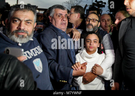 Dpatop - attore libanese Ziad Itani (C) abbraccia la figlia come egli circondato da sostenitori e family memebers dopo essere arrivati a casa dopo il suo rilascio dalla prigione a Beirut, Libano, 13 marzo 2018. Militare libanese giudice investigativo spiccato un mandato di cattura per grandi Suzanne Hajj, l'ex capo della Anti-Cybercrime e Proprietà Intellettuale Bureau e un libanese hacker che Itani inquadrata in un regime di vendetta per la perdita del Hajj lavoro. Foto: Marwan Naamani/dpa Foto Stock