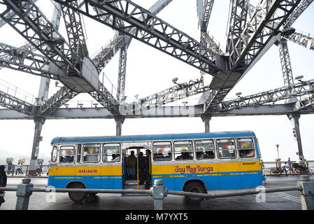 Febbraio 19, 2018 - Kolkata, West Bengal, India - autobus pubblici visto correre sul ponte..L'Rabindra Setu noto anche come quella di Howrah bridge è un ponte con una campata sospesa sopra il Fiume Hooghly in Kolkata che fu commissionata nel 1943. (Credito Immagine: © Tanmoy Bhaduri/SOPA immagini via ZUMA filo) Foto Stock