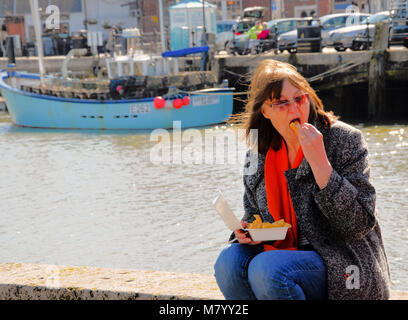 Weymouth, Dorset. 13 Marzo 2018 - Le persone godono di primavera-come meteo sulla spiaggia di Weymouth e Harbourside di credito: stuart fretwell/Alamy Live News Foto Stock