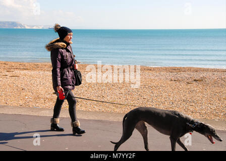 Weymouth, Dorset. 13 Marzo 2018 - Le persone godono di primavera-come meteo sulla spiaggia di Weymouth e Harbourside di credito: stuart fretwell/Alamy Live News Foto Stock