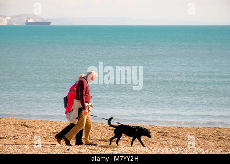 Weymouth, Dorset. 13 Marzo 2018 - Le persone godono di primavera-come meteo sulla spiaggia di Weymouth e Harbourside di credito: stuart fretwell/Alamy Live News Foto Stock