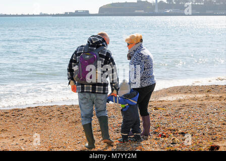 Weymouth, Dorset. 13 Marzo 2018 - Le persone godono di primavera-come meteo sulla spiaggia di Weymouth e Harbourside di credito: stuart fretwell/Alamy Live News Foto Stock