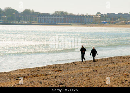 Weymouth, Dorset. 13 Marzo 2018 - Le persone godono di primavera-come meteo sulla spiaggia di Weymouth e Harbourside di credito: stuart fretwell/Alamy Live News Foto Stock