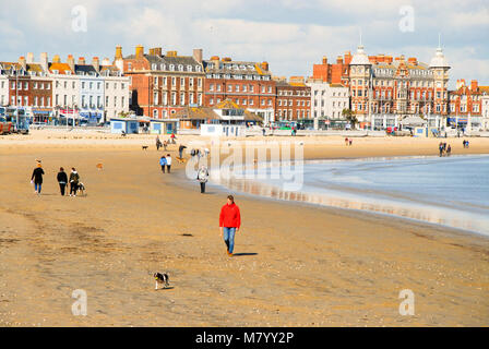 Weymouth, Dorset. 13 Marzo 2018 - Le persone godono di primavera-come meteo sulla spiaggia di Weymouth e Harbourside di credito: stuart fretwell/Alamy Live News Foto Stock