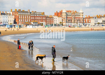 Weymouth, Dorset. 13 Marzo 2018 - Le persone godono di primavera-come meteo sulla spiaggia di Weymouth e Harbourside di credito: stuart fretwell/Alamy Live News Foto Stock