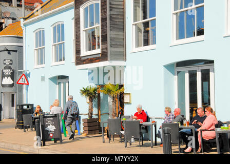 Weymouth, Dorset. 13 Marzo 2018 - Le persone godono di primavera-come meteo sulla spiaggia di Weymouth e Harbourside di credito: stuart fretwell/Alamy Live News Foto Stock