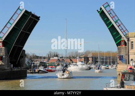 Weymouth, Dorset. 13 Marzo 2018 - Le persone godono di primavera-come meteo sulla spiaggia di Weymouth e Harbourside di credito: stuart fretwell/Alamy Live News Foto Stock