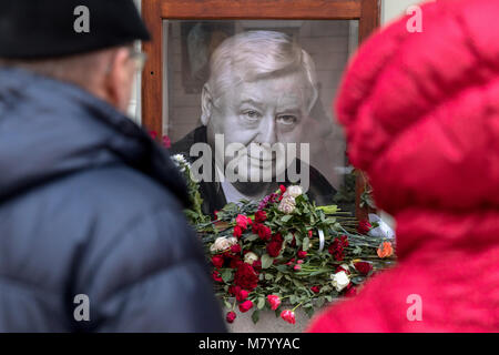 Mosca, Russia. 13 marzo 2018. La gente guarda a improvvisare memorial in memoria di Oleg Tabakov, vicino all'ingresso principale per il Moscow Art Theatre; il suo direttore artistico, attore russo Oleg Tabakov, morì il 12 marzo a Mosca sull'ottantatreesimo anno di vita, dopo un prolungato periodo di malattia. Credito: Victor Vytolskiy/Alamy Live News Foto Stock