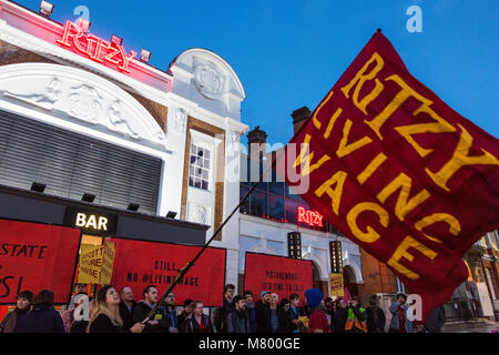 Londra, Regno Unito. 13 marzo, 2018. Cinema Picturehouse lavoratori e sostenitori protestare fuori il Ritzy Cinema in Brixton in solidarietà con saccheggiato i rappresentanti dell'Unione aventi i loro casi sentito da un tribunale di occupazione da 12th-16th marzo. Lavoratori a quattro Picturehouse cinema a Londra sono in sciopero per un salario di sussistenza, migliorata malati pagare, società di maternità e paternità indennità e unione di riconoscimento. Credito: Mark Kerrison/Alamy Live News Foto Stock