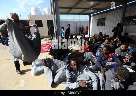 (180313) -- Tripoli, 13 marzo 2018 (Xinhua) -- gli immigrati clandestini sono visto salvato dalla costa libica le protezioni a Tripoli, in Libia, il 13 marzo 2018. Costa libica ronde di controllo martedì salvato 119 clandestini in Libia occidentale in due operazioni distinte, una marina portavoce ha detto. (Xinhua/Hamza Turkia) Foto Stock