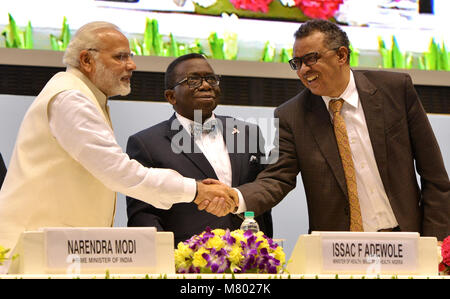 (180314) -- NEW DELHI, 14 marzo 2018 (Xinhua) -- Primo Ministro indiano Narendra Modi (L) scuote le mani con Tedros Adhanom Ghebreyesus (R), il direttore generale dell Organizzazione Mondiale della Sanità, durante la cerimonia di inaugurazione della Nuova Delhi End-TB di vertice in New Delhi, 13 marzo 2018. Narendra Modi martedì impostare 2025 come scadenza per debellare la tubercolosi da India, cinque anni davanti a un obiettivo globale. (Xinhua/Partha Sarkar) (psw) Foto Stock