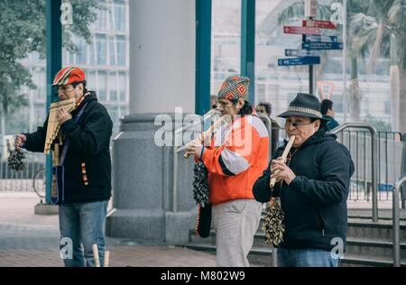 Marzo 14, 2018 - Hong Kong, Hong Kong, Cina - Hong Kong, Cina-14th Marzo 2018: Buskers al di fuori del quartiere Tsim Sha Tsui Star Ferry Pier a Hong Kong, Cina.Porto Victoria è una naturale rilievi porto situato tra l'Isola di Hong Kong e Kowloon in Hong Kong. Il porto è profonda, in acque protette e la posizione strategica sul Mare della Cina del Sud sono strumentali a Hong Kong la costituzione come una colonia britannica e il suo successivo sviluppo come centro di scambi commerciali. (Credito Immagine: © SIPA Asia via ZUMA filo) Foto Stock