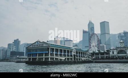 Marzo 14, 2018 - Hong Kong, Hong Kong, Cina - Hong Kong, Cina-14th Marzo 2018: scenario del porto di Victoria a Hong Kong, Cina.Porto Victoria è una naturale rilievi porto situato tra l'Isola di Hong Kong e Kowloon in Hong Kong. Il porto è profonda, in acque protette e la posizione strategica sul Mare della Cina del Sud sono strumentali a Hong Kong la costituzione come una colonia britannica e il suo successivo sviluppo come centro di scambi commerciali. (Credito Immagine: © SIPA Asia via ZUMA filo) Foto Stock