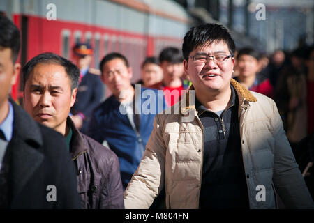 Marzo 12, 2018 - Nanjin, Nanjin, Cina - Nanjing, Cina-12th Marzo 2018: i passeggeri a Nanjing stazione ferroviaria in Nanjing East cinese della provincia di Jiangsu. L'annuale Festival di Primavera di viaggio rush entra in una estremità su Marzo 12th, 2018. (Credito Immagine: © SIPA Asia via ZUMA filo) Foto Stock