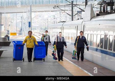 Marzo 12, 2018 - Nanjin, Nanjin, Cina - Nanjing, Cina-12th Marzo 2018: Personale a Nanjing stazione ferroviaria in Nanjing East cinese della provincia di Jiangsu. L'annuale Festival di Primavera di viaggio rush entra in una estremità su Marzo 12th, 2018. (Credito Immagine: © SIPA Asia via ZUMA filo) Foto Stock