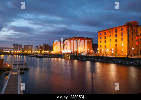 Albert Dock, Liverpool e Merseyside. Il 14 marzo 2018. Regno Unito Meteo; colorato tramonto sul lungomare della città. La mattina presto sun glinting su windows con riflessioni sull'acqua. Credito: MediaWorldImages/AlamyLiveNews. Foto Stock