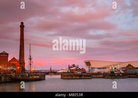 Inscatolando Dock; Liverpool e Merseyside. Il 14 marzo 2018. Regno Unito Meteo; colorato tramonto sul lungomare della città. La mattina presto sun glinting su windows con riflessioni sull'acqua. Credito: MediaWorldImages/AlamyLiveNews. Foto Stock