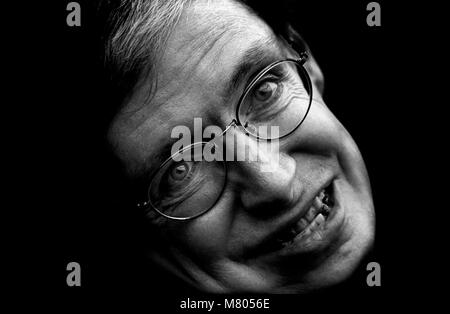 COPYRIGHT DI PROPRIETÀ FOTOGRAFIA DI BRIAN HARRIS - 11/1/02 prof. Stephen Hawking in Cambridge, Inghilterra. Sessantesimo COMPLEANNO PER Stephen Hawking CH CBE Foto Stock