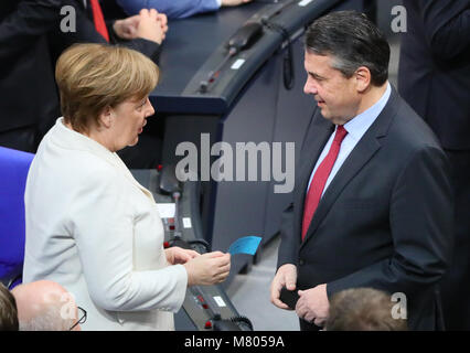 14 marzo 2018, Germania Berlino: il Cancelliere tedesco Angela Merkel in uscita e il Ministro degli esteri tedesco Sigmar Gabrfiel (SPD) nella conversazione all'elezione del Cancelliere tedesco nel palazzo del Reichstag. Foto: Michael Kappeler/dpa Foto Stock